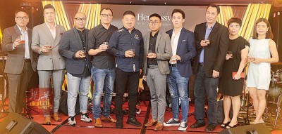 (左起)Moët Hennessy Diageo大马私人有限公司品牌大使张伟琪、销售执行员Simon Foo、品牌高级经理陈忠杰、区域销售经理林阳、销售执行员Shaun Chan、品牌经理助理卲荣峰、高级销售执行员罗伟文、公关及广告经理吴燕平、Cherry Koh及Bali Hai集团董事经理蔡龙辉(左5)一同与嘉宾们敬酒。