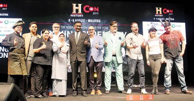 卡玛拉纳登(左6)也"History Con 2017"开幕。左2由爱赞韩丹、嘉斯比尔、鲁斯妮、爱伦霍哲、爱德华萨宾、麦特普林斯顿、贾斯汀莫特、嘉米邓普西以及哈利夫依斯干上。
