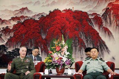 范长龙(右)向邓福德(左)表示,坚持对话协商是解决朝鲜半岛问题的唯一有效途径。(法新社照片)