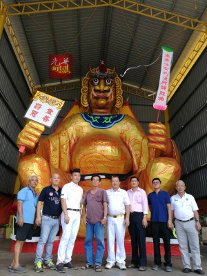 米都默贡斗母宫盂兰胜会理事与刚完成的大士爷金身合影,左起:陈添贵、谢文川、陈庭团、颜庆龙、王玉明、黄诗庭、黄钿涞以及马富隆。
