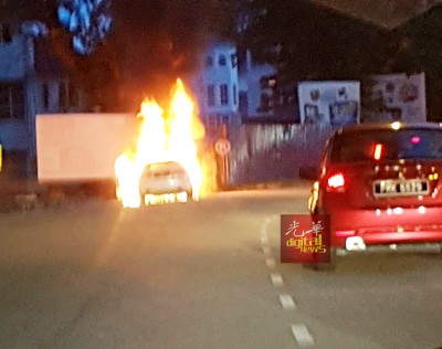 苏格兰路一带也有火烧车事件,所幸无人伤亡。