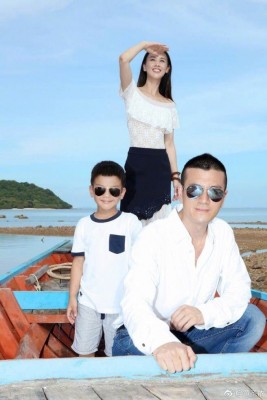 黄圣依发文庆祝结婚10周年。