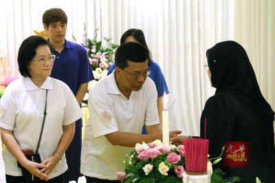 彭亨州王储妃端姑阿兹哈阿米娜麦慕娜(右起)向林国泰与夫人潘斯里黄可儿致哀。