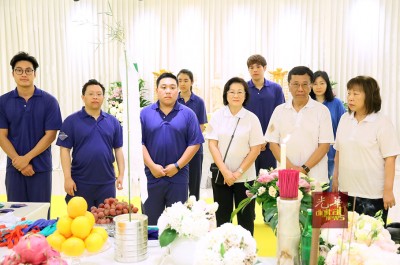 国泰(右2)率家人向前来吊唁的民众答谢。左起林国泰儿子林拱锐、林拱耀及林拱辉、林国泰夫人黄可儿及林国泰姐姐林秀丽。