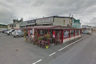 宝马故意冲撞在饭店外露台用餐的客。