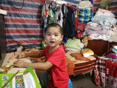 只得5岁的小羽十分乖巧懂事。