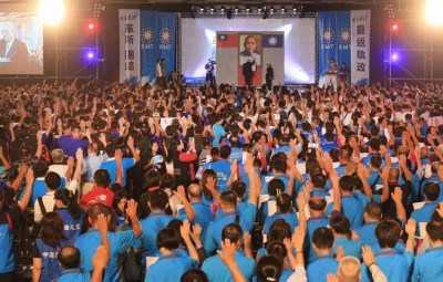 吴敦义率逾2000称新任党代表宣誓就职。
