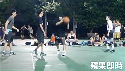 周董(右二)与老萧(右一)深夜相约打球。
