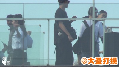 Baby拍戏时神色痛苦。