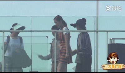 Baby连按着肚子,如同相当不好受。