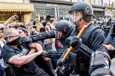 公安部以镇暴装备和警棍,阻碍抗议民众到白人民族主义者在波士顿公园内的会议地点。