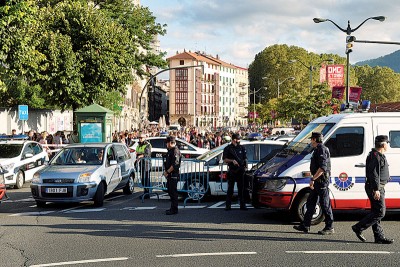 兰布拉购物大道遇袭后加强保护,大街小巷都来警察驻守。