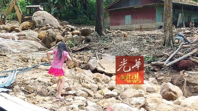 木屋前的石桥在山洪爆发时吃破坏,住该屋的幼童出入也对风险。