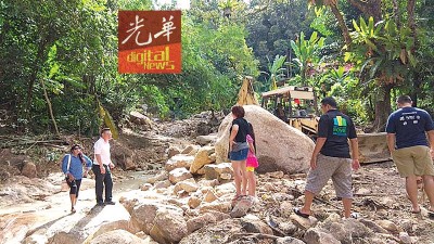 卡拉(左起)以及纪日升去垄尾山灾区,向刘莲音(遇)刺探灾况。