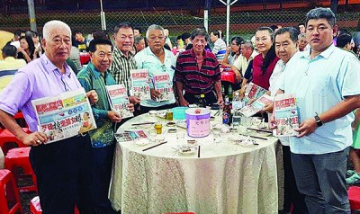 主桌嘉宾响应义卖《光华日报》左起彭文宝、郑俊荣、林峰成、陈子铭、郑亚春、洪福来、陈治中。