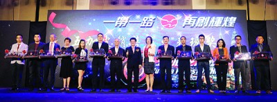 陈祈福(左8)、焦爱丽与五加皮销售杰出表现奖获奖者大合照。