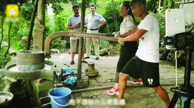 刘金银平时工作,就架起手机在旁直播。