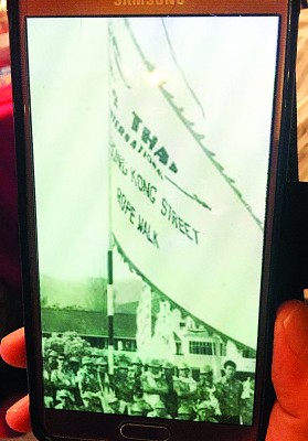 槟榔屿香港巷庆赞中元理事会一名理事出示一张注上“Hong Kong Street”的大旗黑白照。
