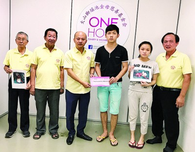 蔡瑞豪(左3)移交模拟支票4万令吉予女婴父母倪健凯及王佩琪,理事许迪焜(左起)、洪明福及何永发(右)陪同。
