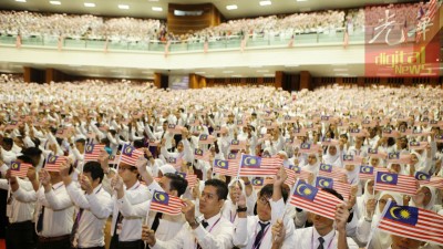 理科大学迎新周今日迈入第3天,一众挥舞国旗,齐唱爱国歌曲,场面热闹温馨。