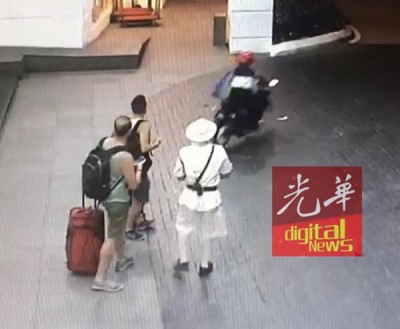 匪徒抢走游客的手机后迅速逃逸。