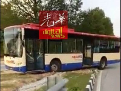 巴士司机硬闯分界岛,在路中央违规U转。