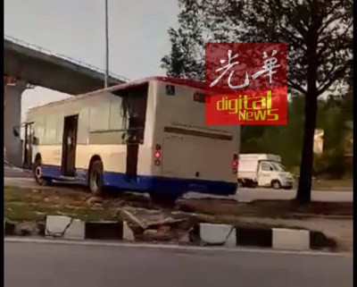 巴士司机硬闯分界岛,在路中央违规U转。