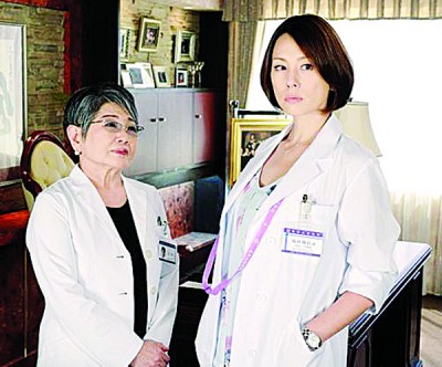 米仓凉子(右)因日猛《着女医》铺天盖地稳坐收视女王宝座,现行外型已跟出道当时发生鲜明变化。