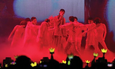 演唱会一开场,GD为大家带来《Heartbreaker》、《Breathe》、《But I Love You》、《Obsession》等电音饶舌歌曲,在台上活蹦乱跳High到极点。