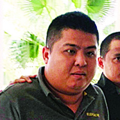 被告吴易健(译名)被反贪会押上法庭时并没避开摄影镜头。
