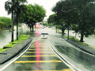 珍珠市登米盖路与罗弄登米盖1交界的十字路口,上周五一阵豪雨后淹水,陈宗兴献议加高路旁的沟堤。