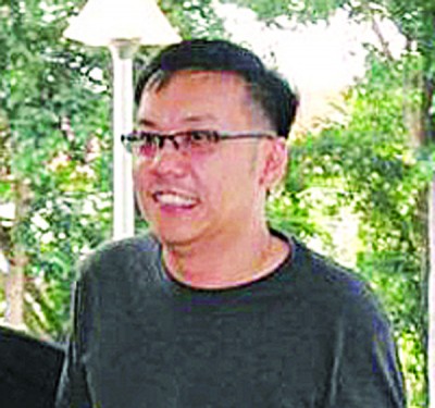 被告杨金隆笑脸面对媒体的摄影镜头。