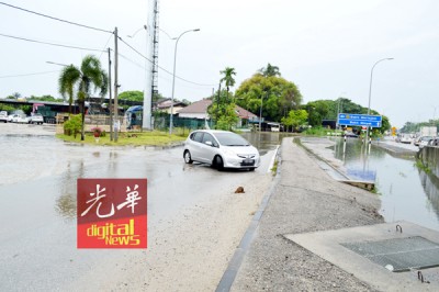 欲从桥下转出阿尔玛路的小型车辆,只能原路折返。