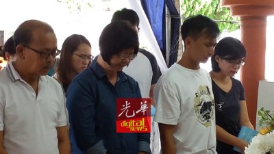 罗铭伟之大人和弟妹伤心难过。