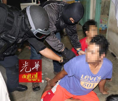 整整武装的倒恐组突击嫌犯住所,连以她们抓归案。