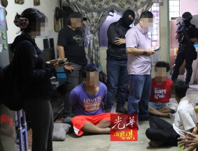 相反恐组警官在加班后,检查嫌犯所持的证明。
