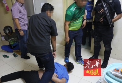 整整武装的倒恐组突击嫌犯住所,连以她们抓归案。