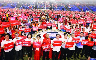 敦马哈迪夫妻(左4跟5)跟林冠英(左6自)、曹观友与林吉祥一样多行动党领袖共在晚宴上和赴宴民众共同举起“欲联盟”海报。