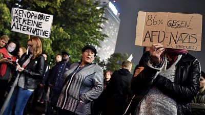 大批示威者涌往抗议另类选择党。(法新社照片)
