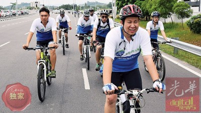 “铁马福传”起来于朱国峰将喜乐带给他人的视角,骑着脚踏车为弱势群体送欢乐。