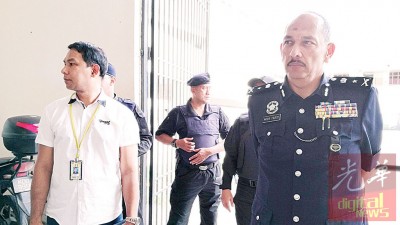 吉州警方刑事调查组主任米尔(右)亲自监督押送。