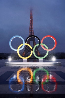 巴黎铁塔前广场竖起奥运五环标志,庆正式接办2024奥运。