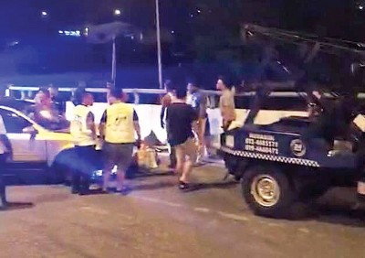 疑避警车闯入反方向车道逆驶引发三车撞车祸。