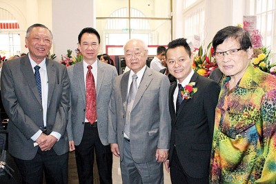 (右起)本报副总经理准拿督梁宗宝、发林集团总裁丹斯里林玉唐、温馨家园董事长杨金龙、天马燕窝董事主席拿督巴杜卡马兴松局绅一同出席该庆典,与马来西亚中国银行槟城分行行长叶知锦(右2)合影。