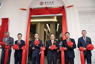 槟州首长林冠英(右3)、中国驻槟城总领事馆吴骏总领事(左3)、马来西亚中国银行行长王宏伟(右2)、独立董事拿督卢成全(左)、蔡文洲律师(左2)及邱广辉一同主持剪彩仪式。