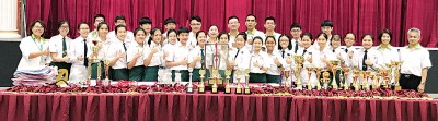 后排左6起江美俐、吴松文及理事们,与2017年度各赛会优胜学生合照。