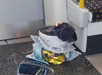 引起爆炸的土制炸弹被装在一个白色胶桶内。(法新社照片)