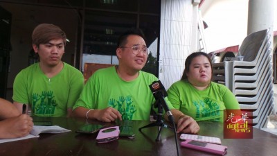 图说: MKF923A1 李杰文(中)表明剩余的义款将以小锦鸿的名义回馈给各基金会,协助其他需要的人。左是小锦鸿父亲刘德安,右是妈妈李恩怡。
