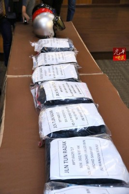 警方在记者会出示搜到的证物。