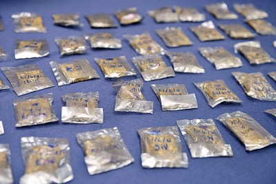 2称大学生将大麻制成小包,再次供应给校园内外的买家。